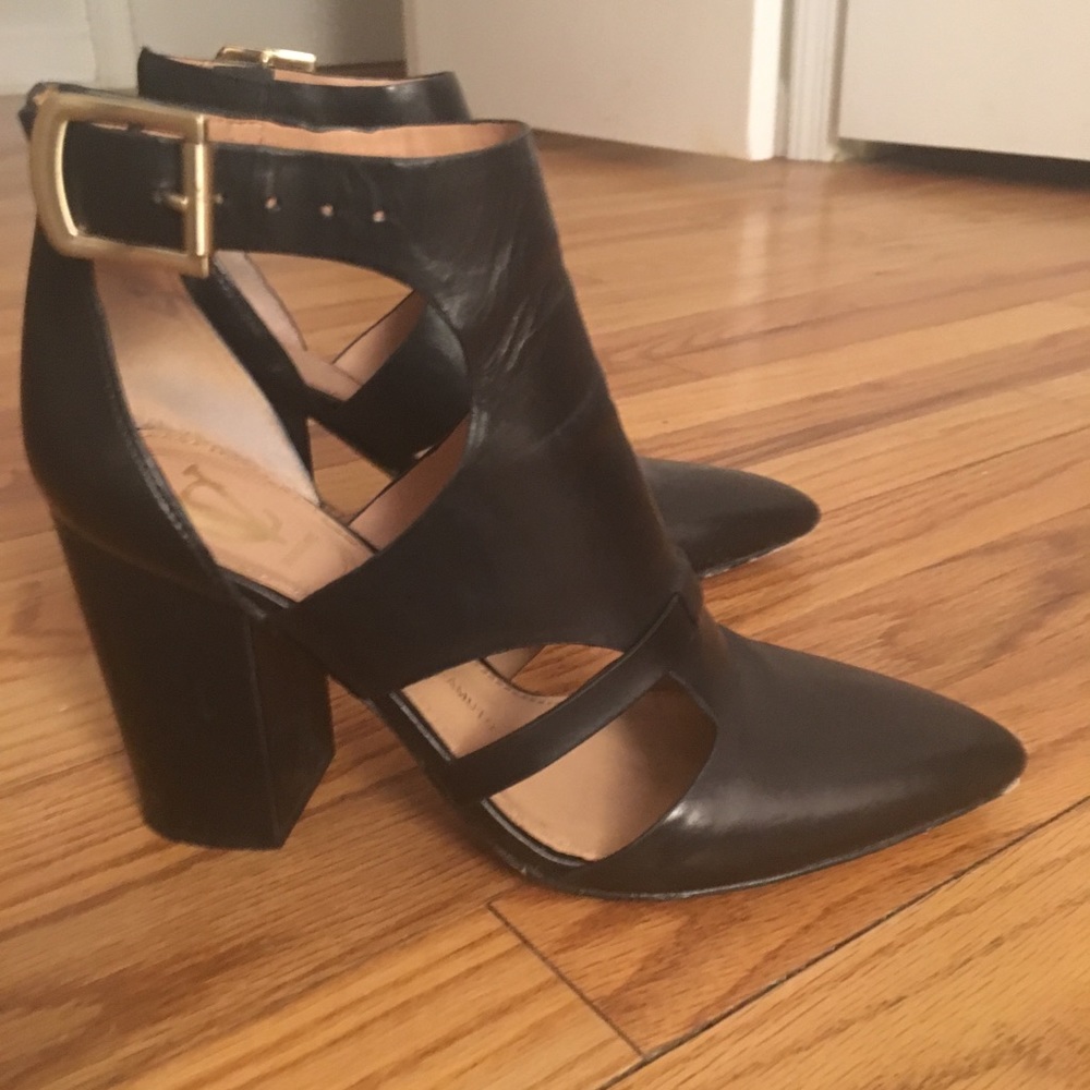 Vince Camuto Leather Closed Toe Heels, W Size 6.5